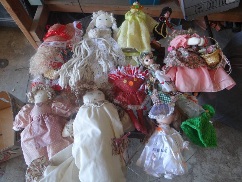 lot 773 image: Large lot of vintage dolls.