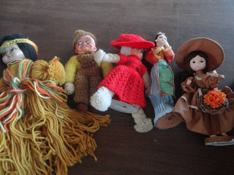 lot 774 image: Large lot of vintage dolls.