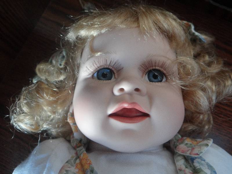 lot 784 image: Large potcelain doll in box.