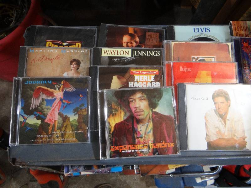 lot 790 image: Large lot of CDs.