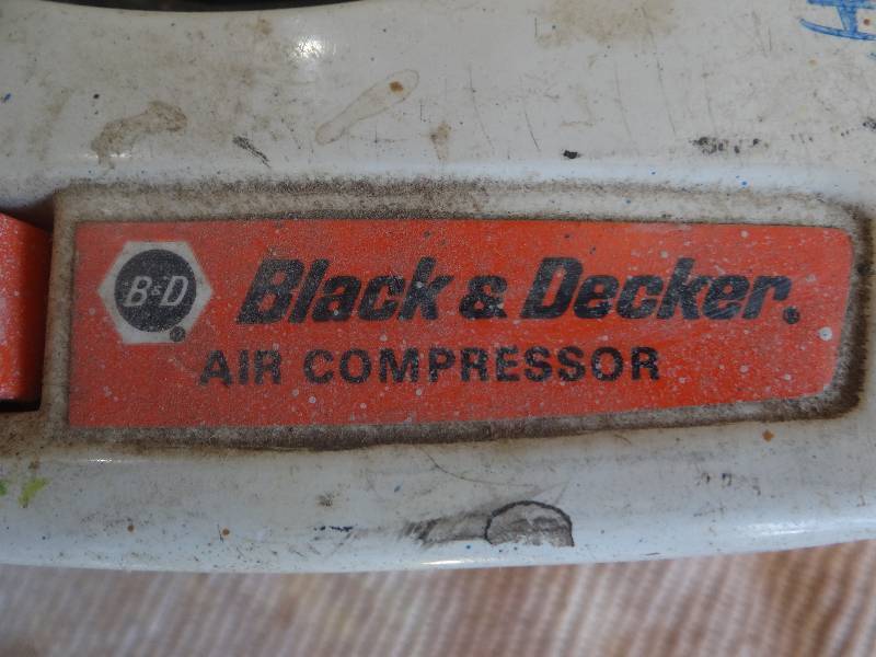 lot 792 image: Working Black & Decker air comp.