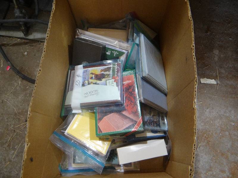lot 798 image: Large lot of gretting cards.