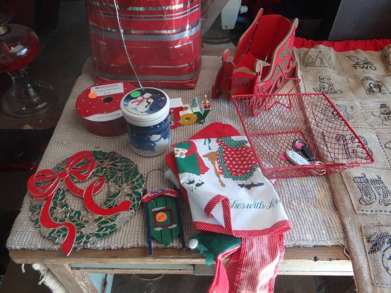lot 799 image: Lot of xmas decor & gift bags.