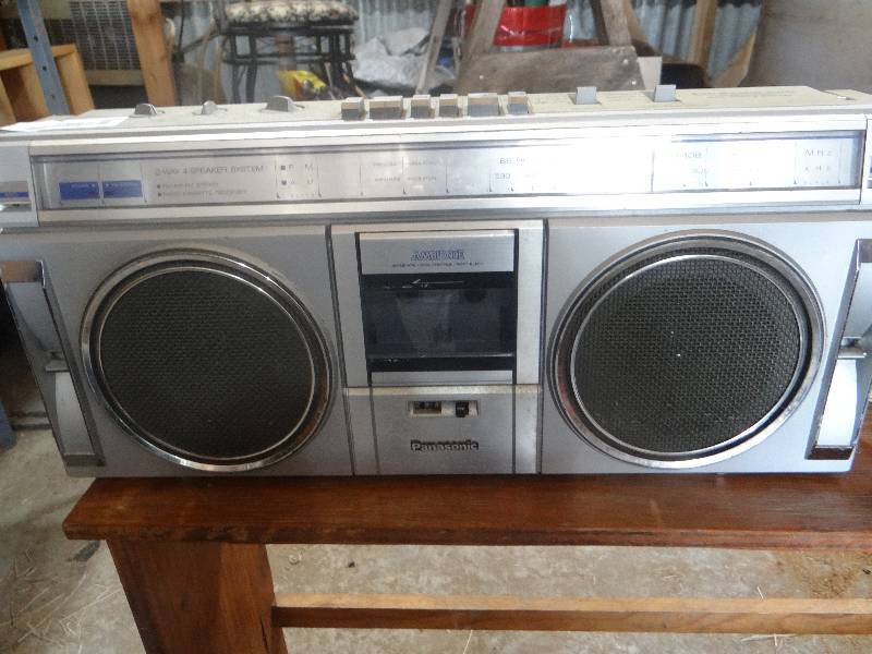 lot 803 image: 3 Vintage radios.