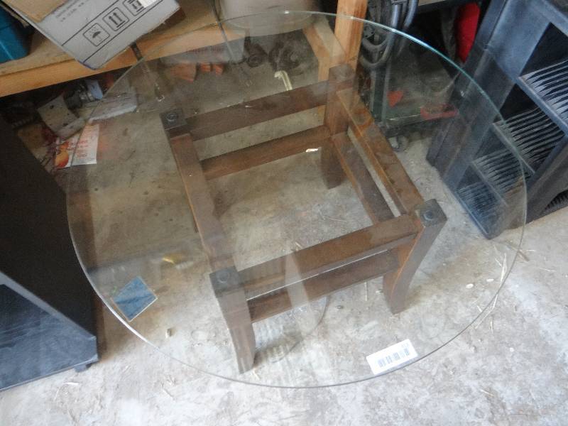 lot 813 image: Round glass table.
