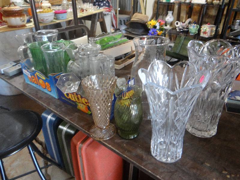 lot 814 image: Large lot of glass vases.