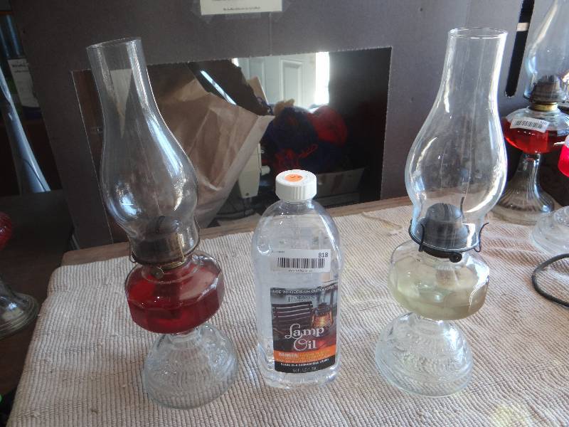 lot 818 image: 2 Vintage oil lamps woil.