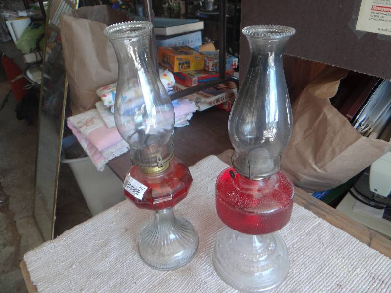 lot 820 image: 2 Vintage oil lamps.