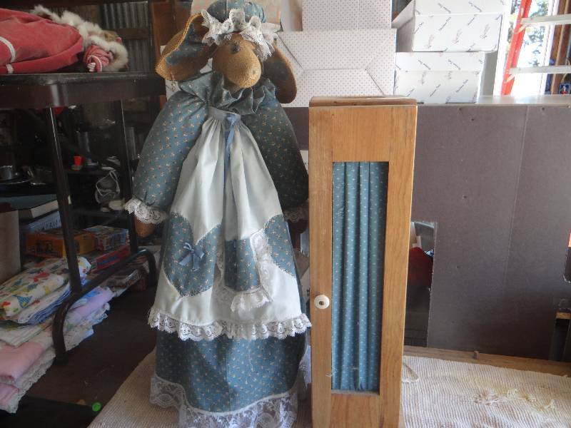 lot 823 image: Home decor toilet paper dispenser & armadino door stop.