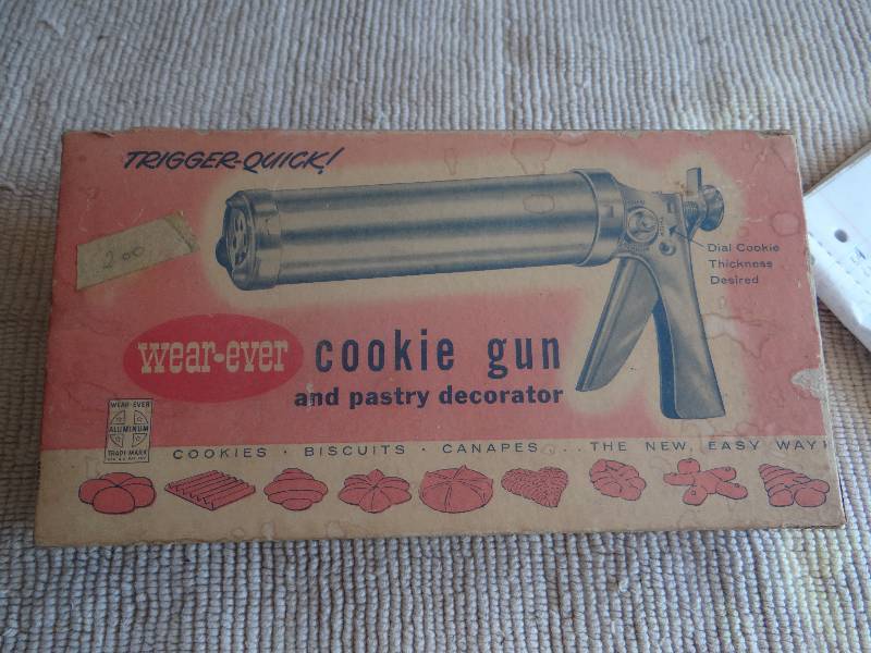 lot 825 image: Vintage cookie gun & pastry decorator.