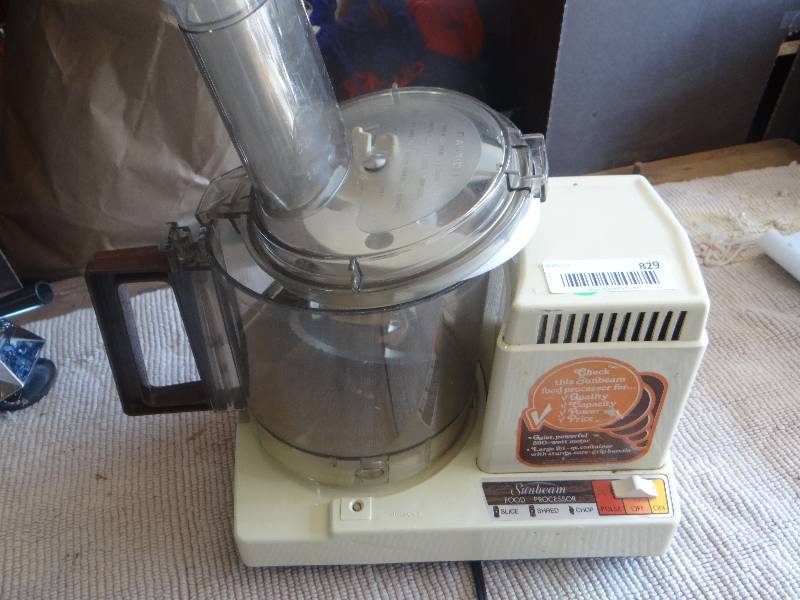 lot 829 image: Sunbeam food processor.