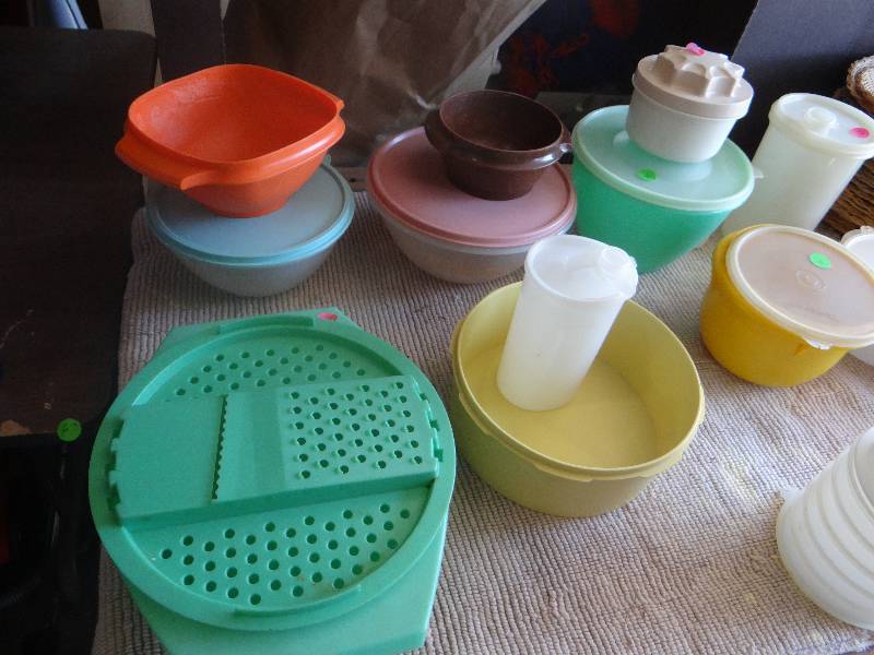 lot 834 image: Lot of tupperware brand & plate holders.