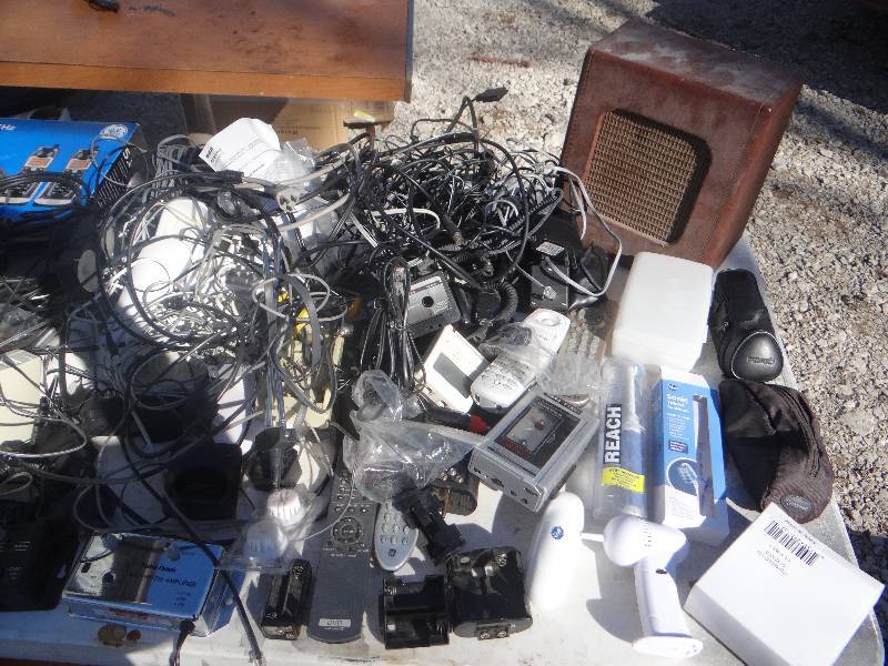 lot 838 image: Large lot of electronic items.