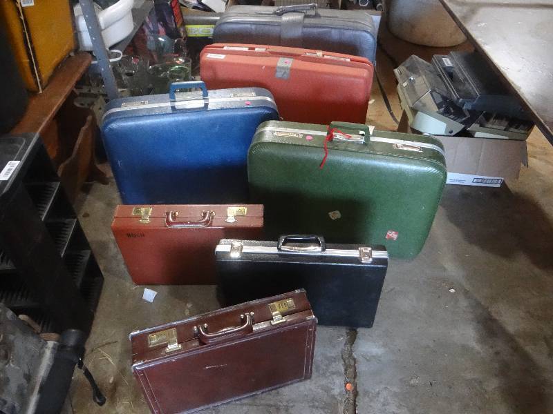 lot 842 image: Lot of 3 briefcases & 4 suitcases.