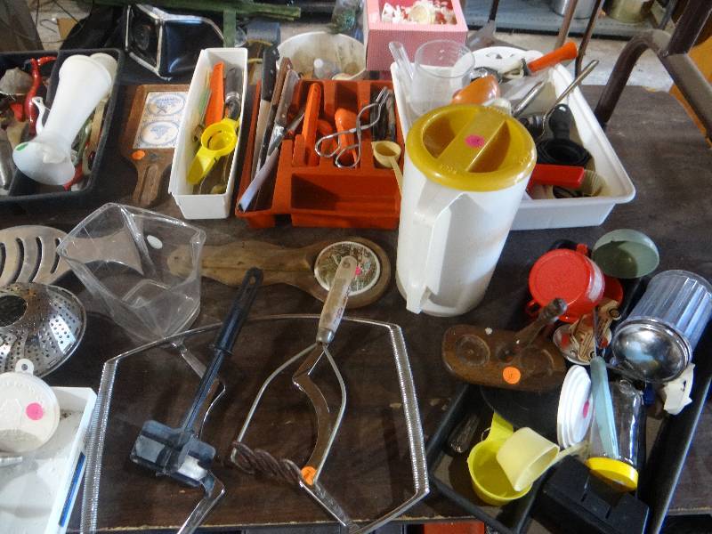 lot 843 image: Large lot of kitchen items.