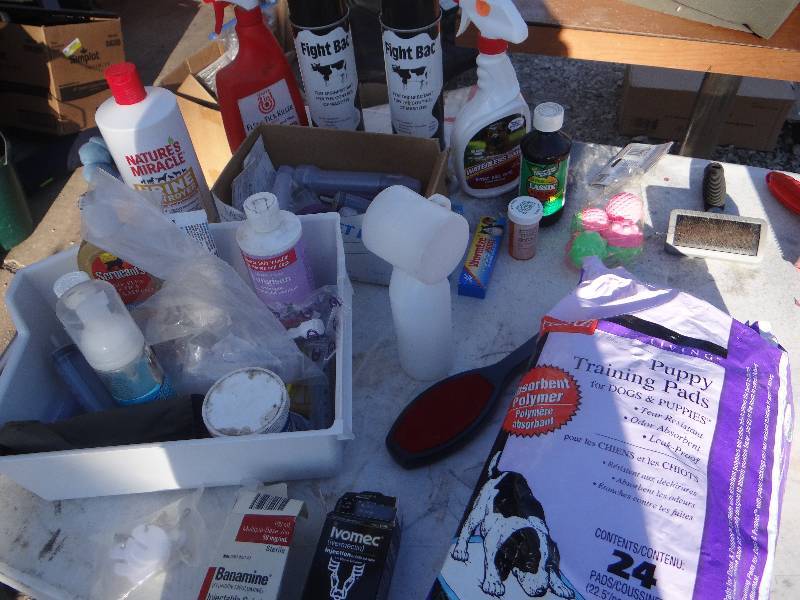 lot 844 image: Large lot of pet supplies.