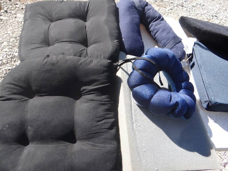 lot 847 image: Lot of total pillows and 2 matching seat cushions.