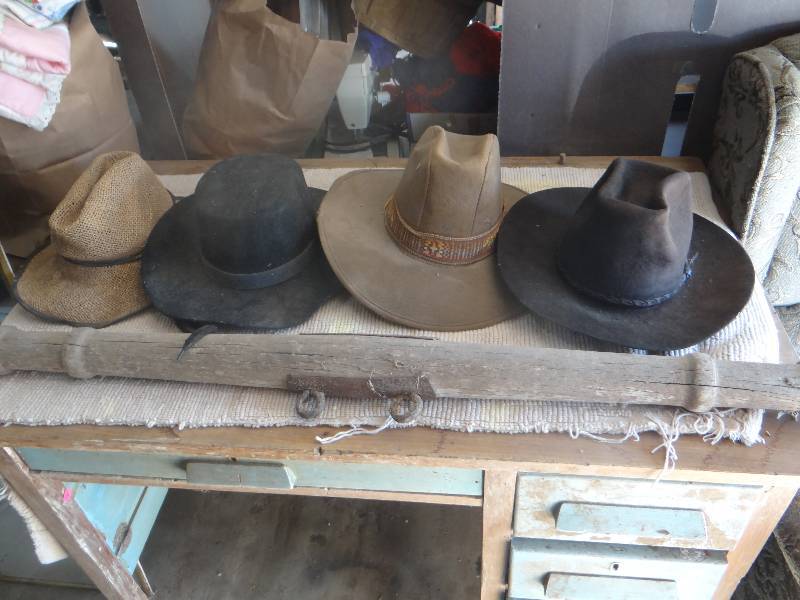 lot 851 image: 4 hats and antique team hitch.
