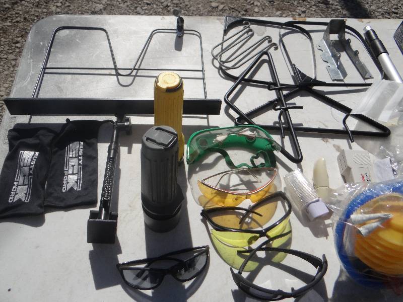 lot 858 image: Large lot of misc items.