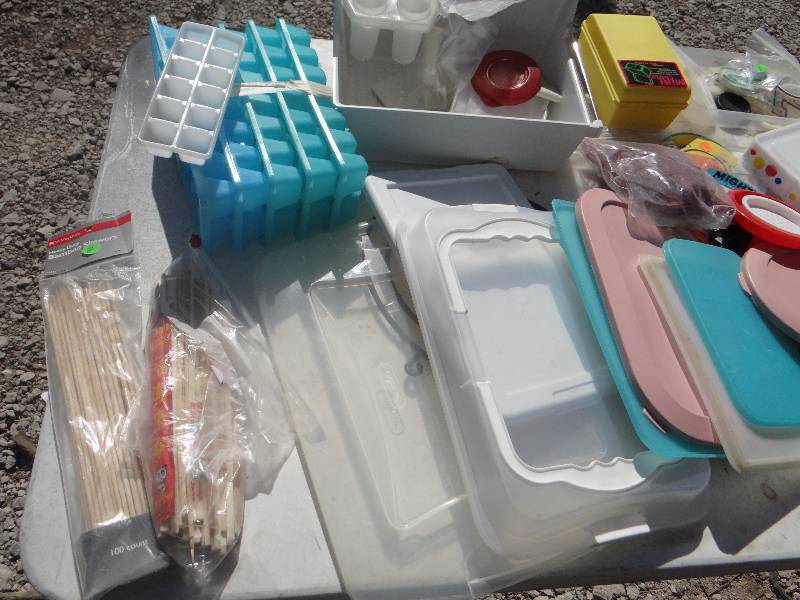 lot 859 image: Large lot of Tupperware.