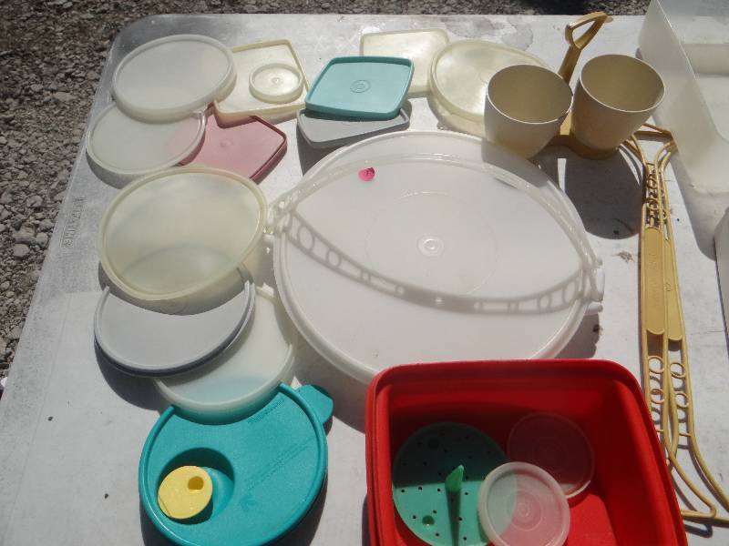 lot 860 image: Lot of Tupperware.