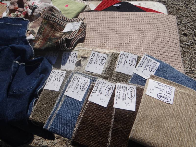 lot 861 image: Lot of misc linnes, pot holders and aprons.