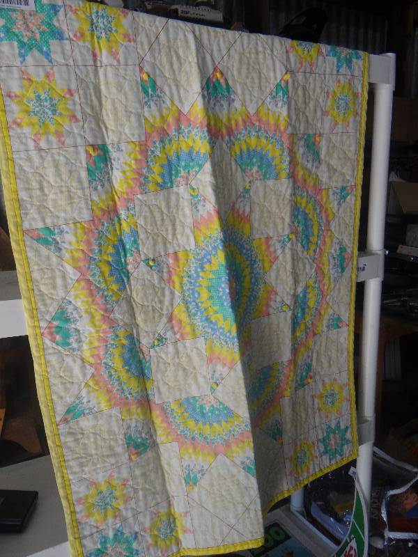lot 864 image: Beautiful 40x29 baby quilt perfect condition.