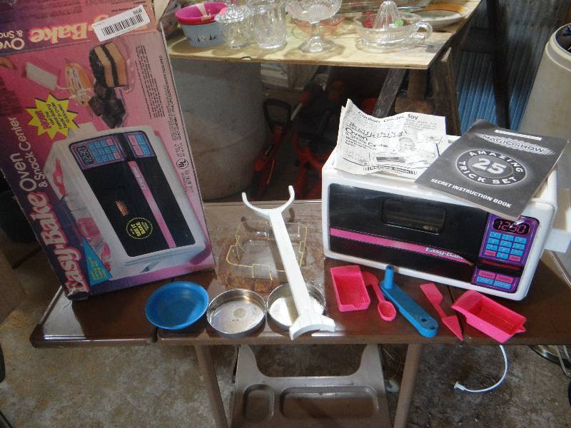 lot 868 image: Easy bake oven vintage.