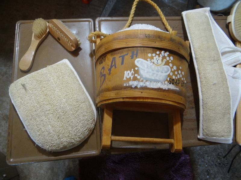 lot 869 image: 2 decorative shower cadies and floor mats.