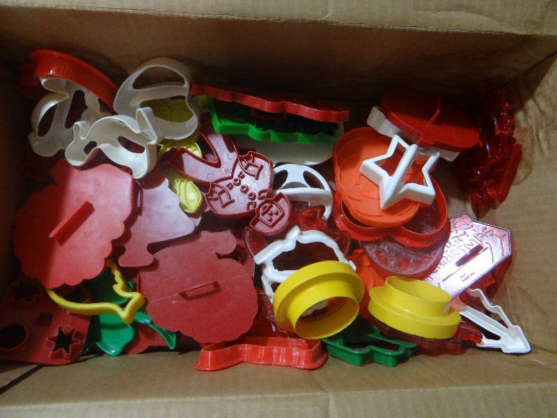 lot 876 image: Large lot of cookie plastic cutters.