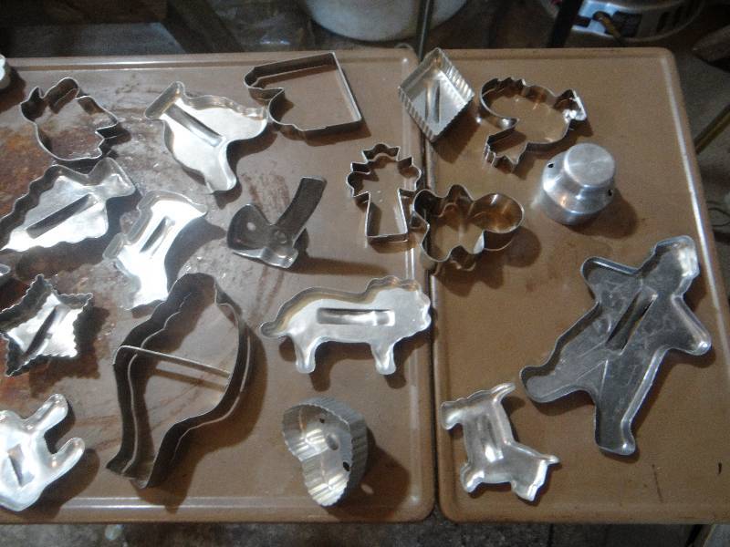 lot 878 image: Metal cookie cutters and popsicle makers.