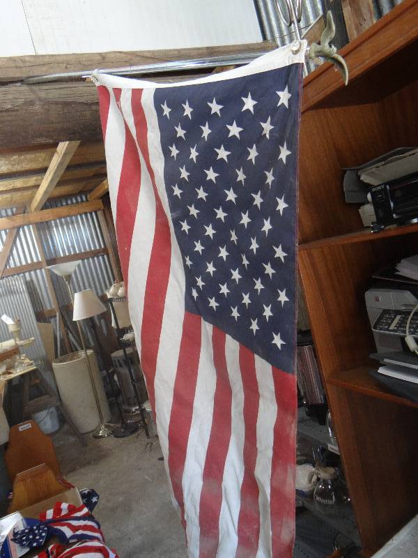 lot 883 image: American flag and 2 patriotic bows.