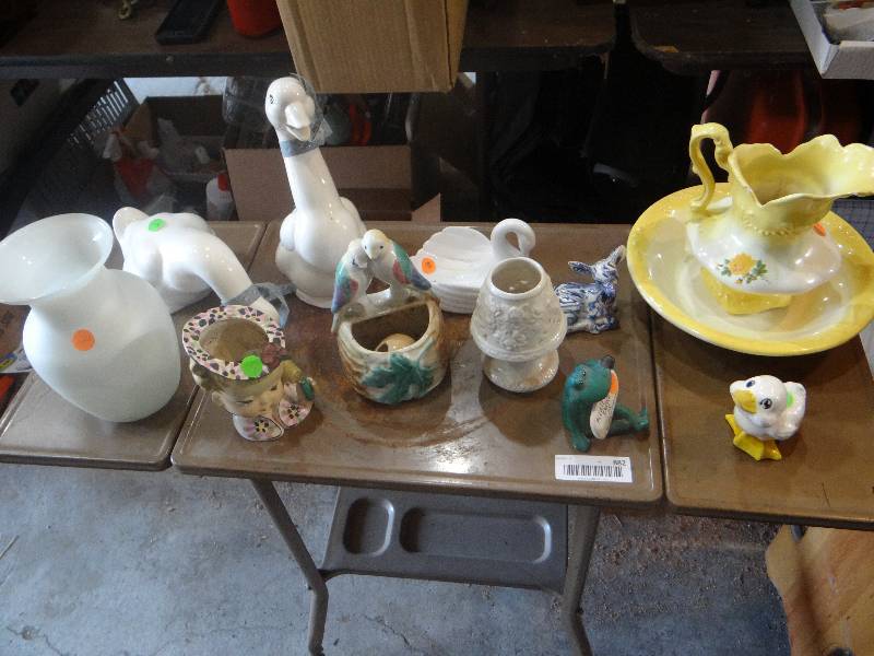 lot 885 image: Misc glassware and mugs.