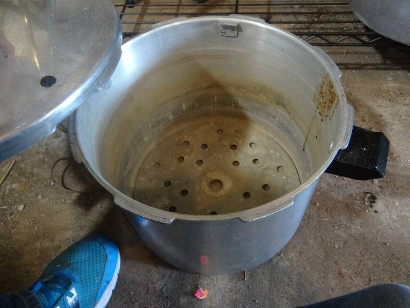 lot 891 image: Large pressure cooker.