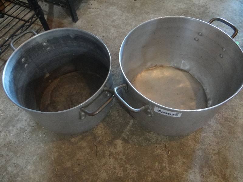 lot 892 image: 2 Large pots.