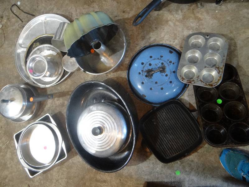 lot 898 image: Large lot of tin pans.