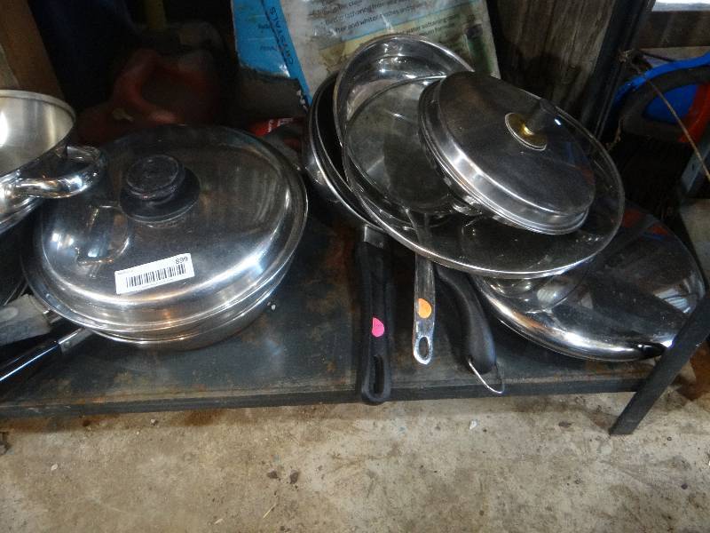 lot 899 image: Lot of pans with lids.