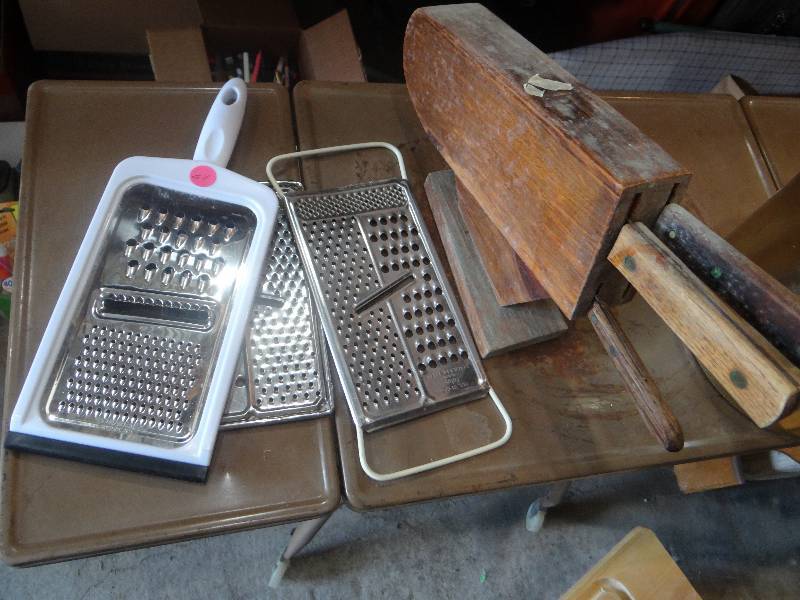 lot 905 image: Lot of kitchen items, hot plate, ice bucket, and cutting board.