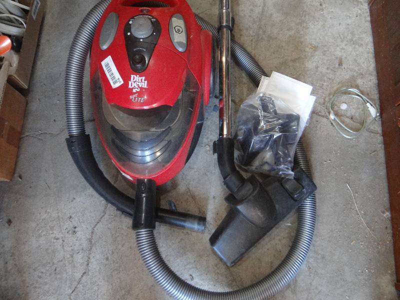 lot 914 image: Dirt devil vacuum.