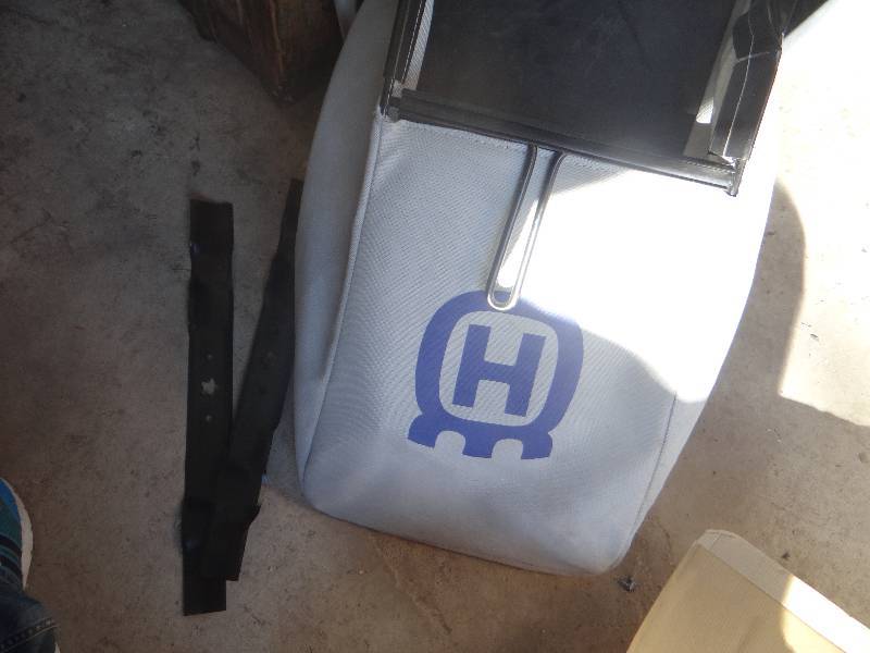 lot 915 image: Lawn mower bag and new blades.
