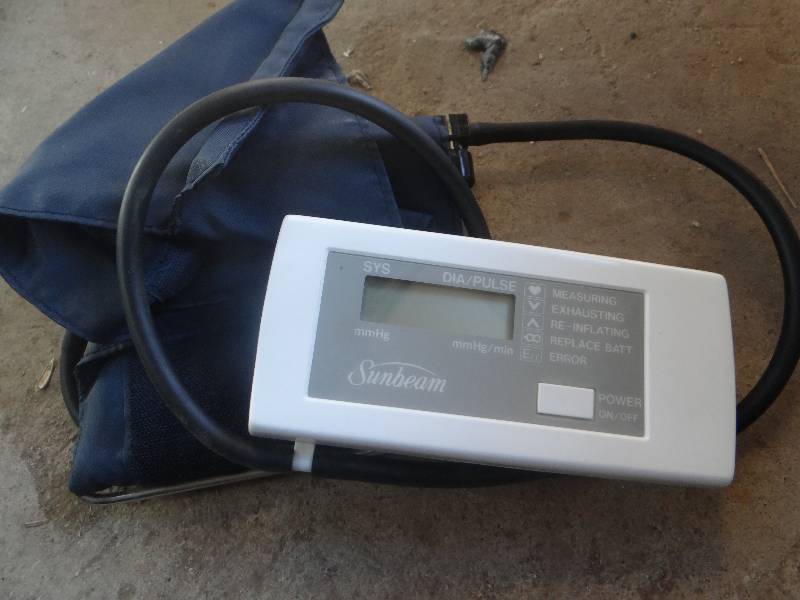 lot 917 image: Lot of workout weights and blood pressure tester.