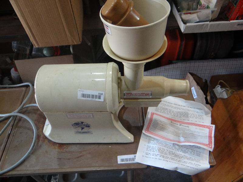 lot 918 image: Working champion juicer.