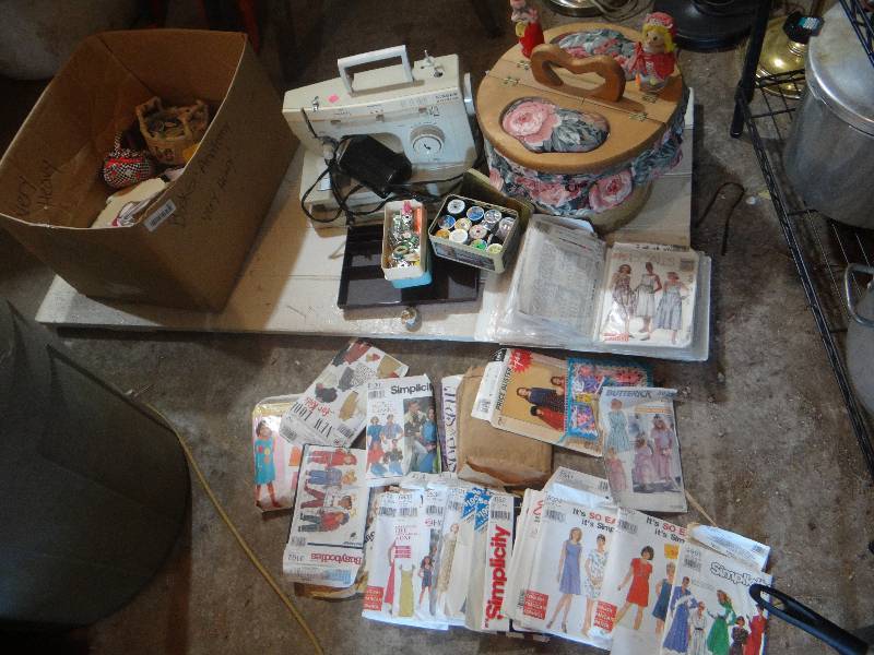 lot 919 image: Singer Merritt 9608 sewing machine with lots of patterns, sewing basket and owner manual.