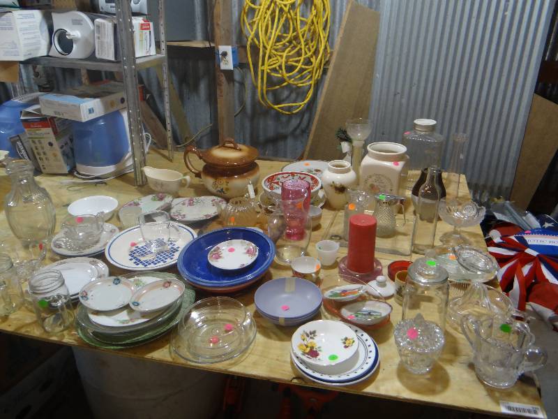 lot 920 image: Large lot of glassware.
