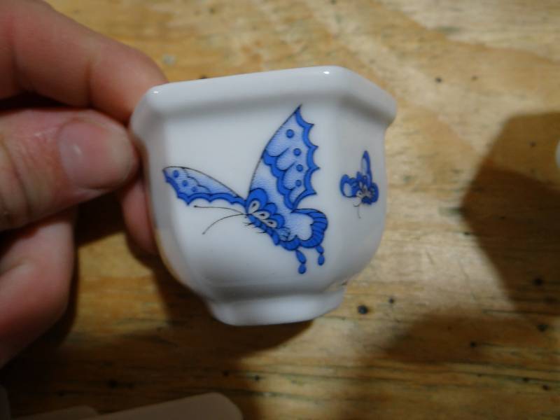 lot 922 image: China butterfly glass decor.