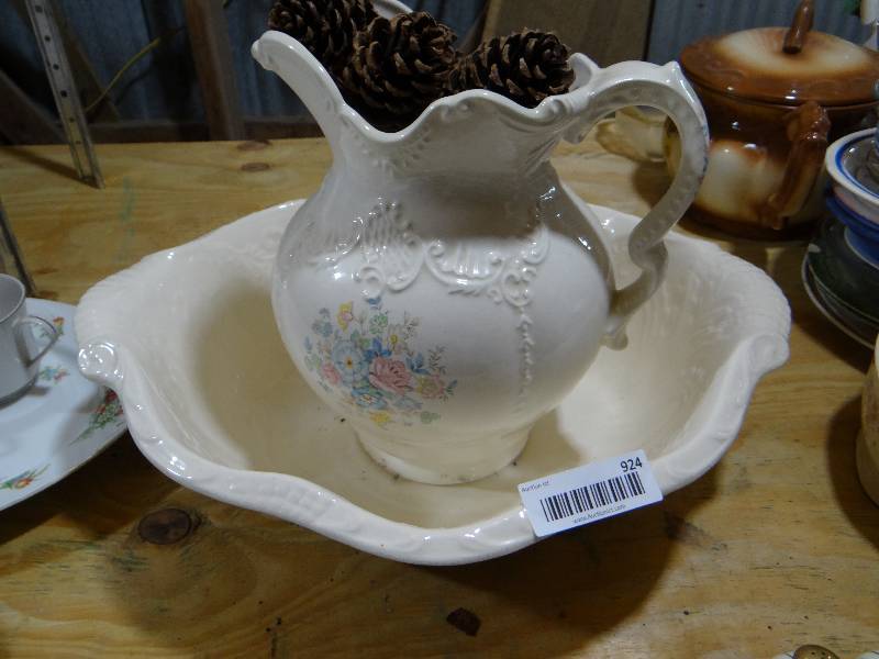 lot 924 image: Large water pitcher and bowl.