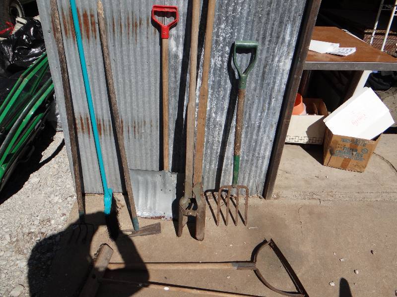 lot 942 image: 8 hand tools and 3 folding chairs.
