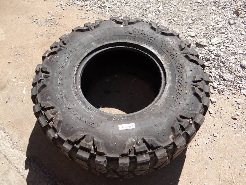 lot 944 image: LT 315x75x16 Nitto mud tire, great shape.