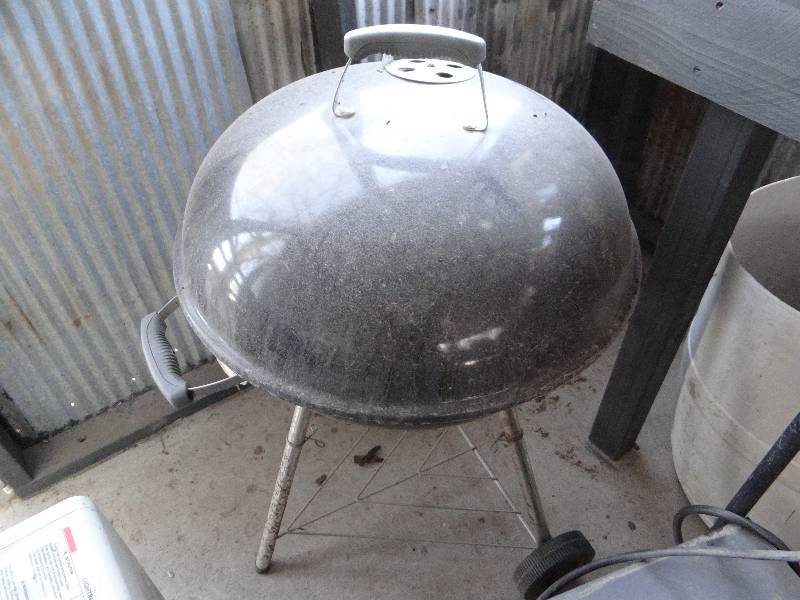 lot 951 image: Weber charcoal grill.