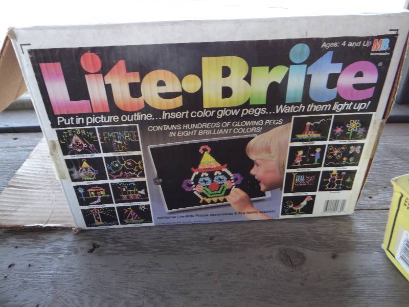 lot 964 image: Vintage lite-brite. works.